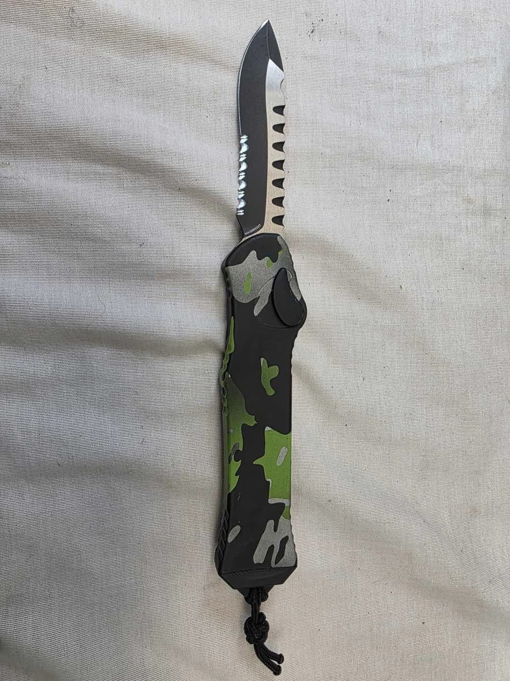 Hydra® Recurve Serrated Two Tone Blade, Heretic Camo Handle